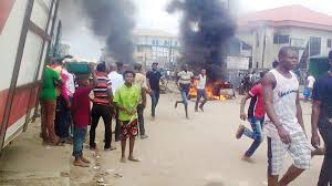 Mayhem in Abuja as robbers, soldiers, policemen exchange fire, angry mob burn corpse of one gunman